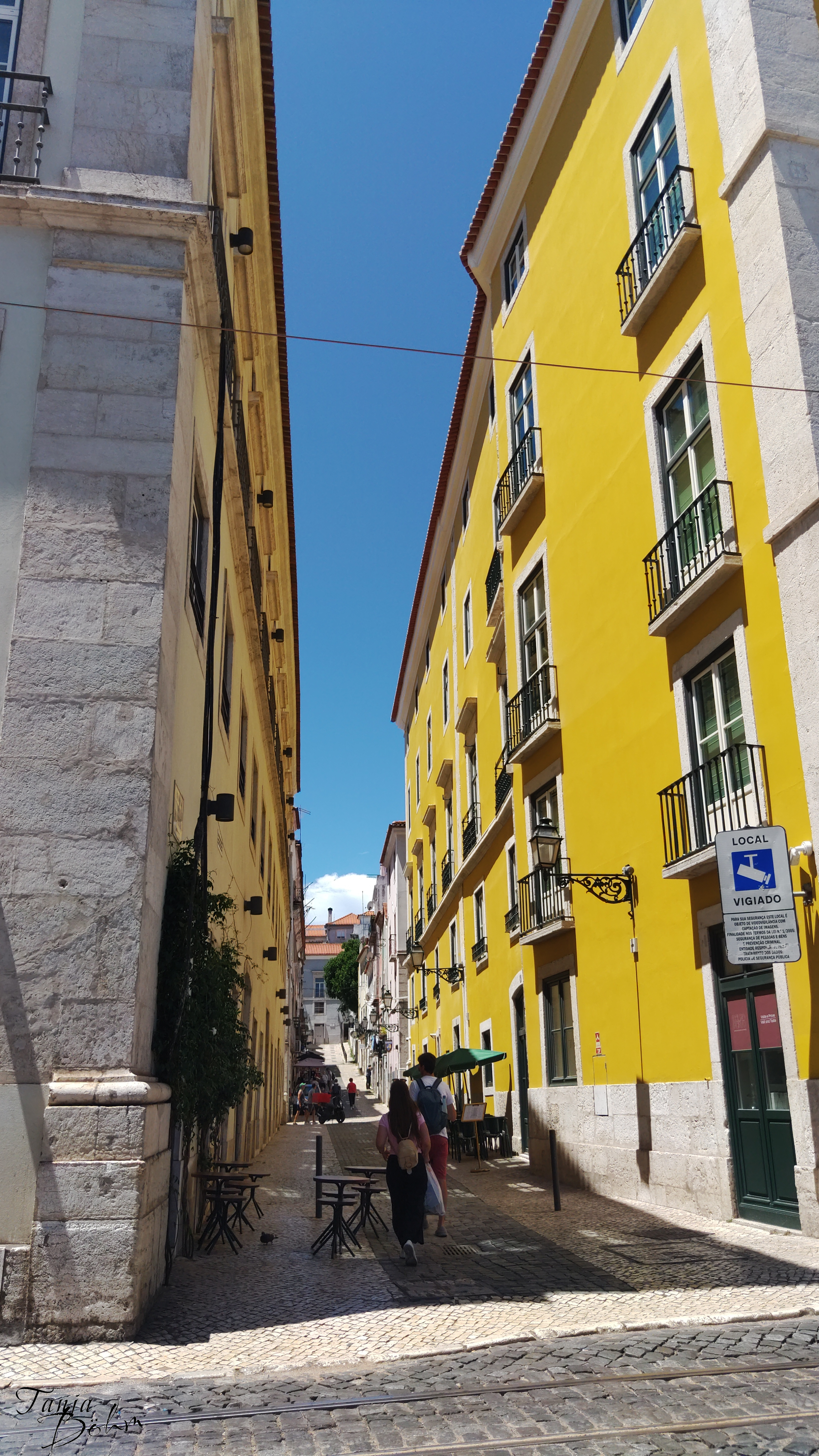 lissabonyellowhouse
